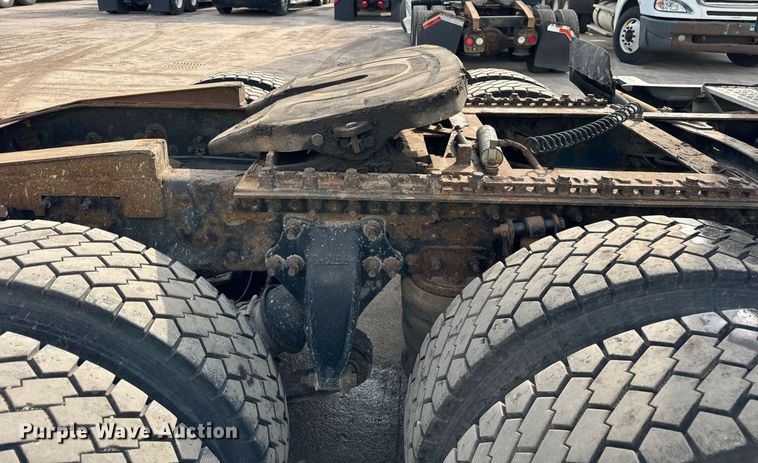 image for item OG9673 2006 Freightliner  Columbia  semi truck