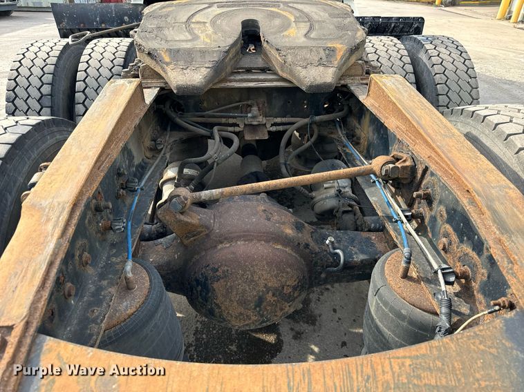 image for item OG9673 2006 Freightliner  Columbia  semi truck