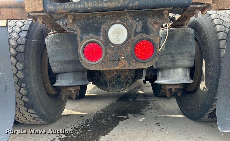 image for item OG9673 2006 Freightliner  Columbia  semi truck