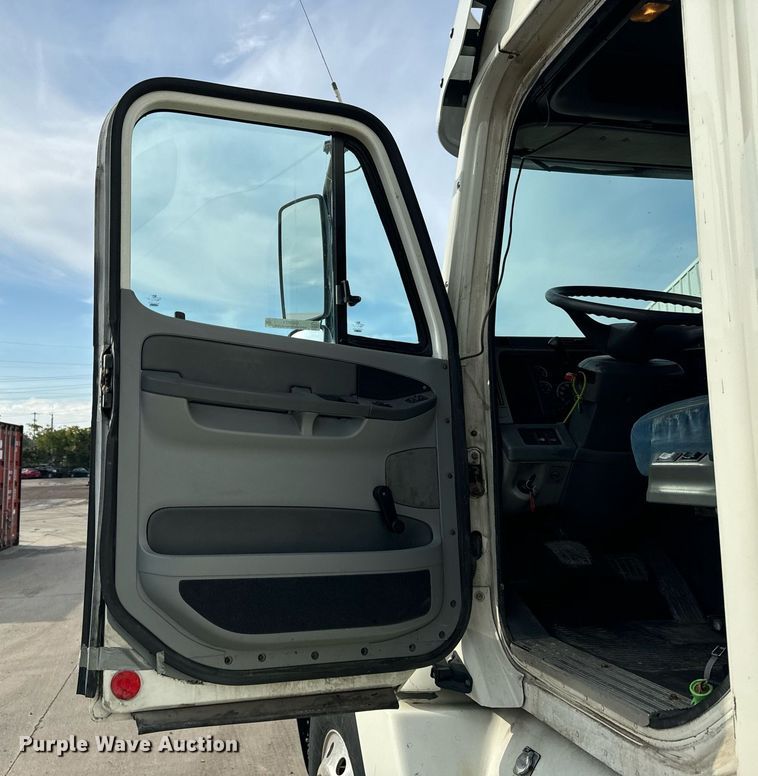 image for item OG9673 2006 Freightliner  Columbia  semi truck