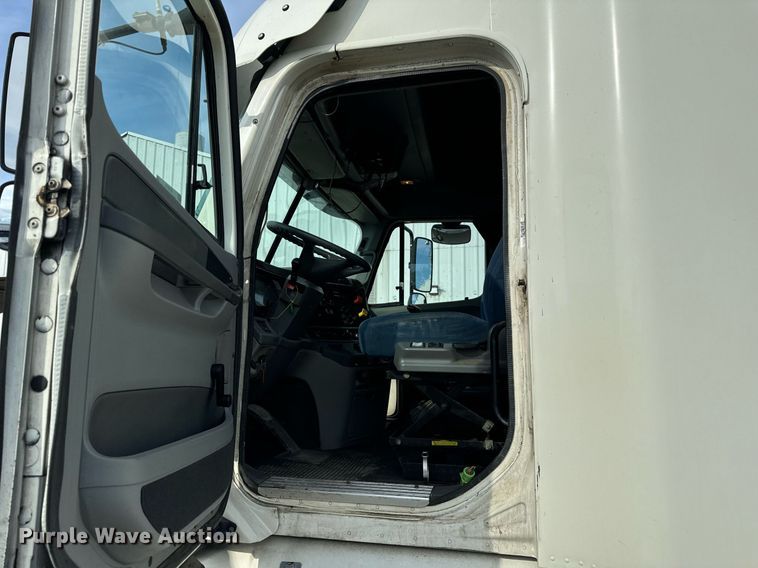 image for item OG9673 2006 Freightliner  Columbia  semi truck