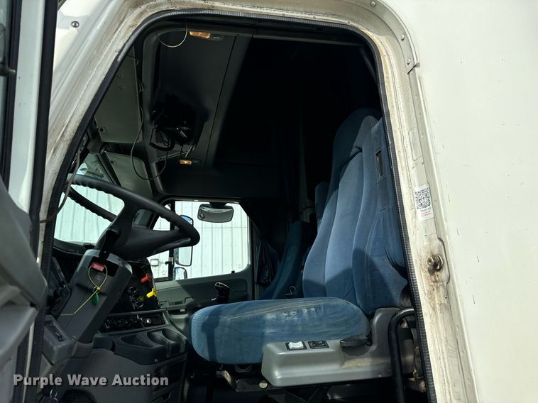 image for item OG9673 2006 Freightliner  Columbia  semi truck