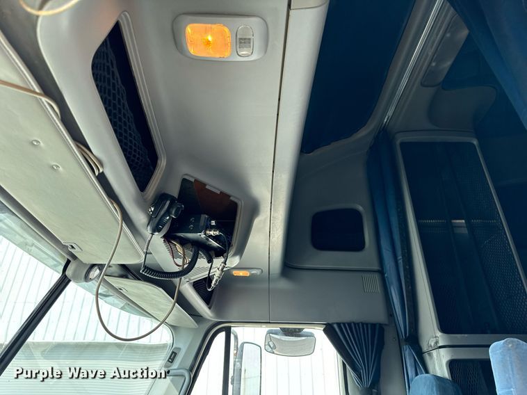 image for item OG9673 2006 Freightliner  Columbia  semi truck