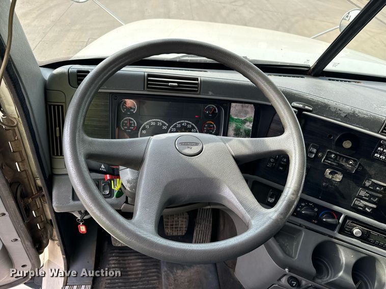 image for item OG9673 2006 Freightliner  Columbia  semi truck