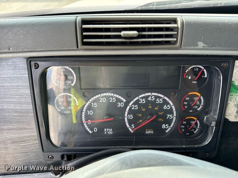 image for item OG9673 2006 Freightliner  Columbia  semi truck