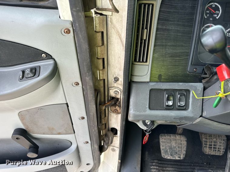 image for item OG9673 2006 Freightliner  Columbia  semi truck