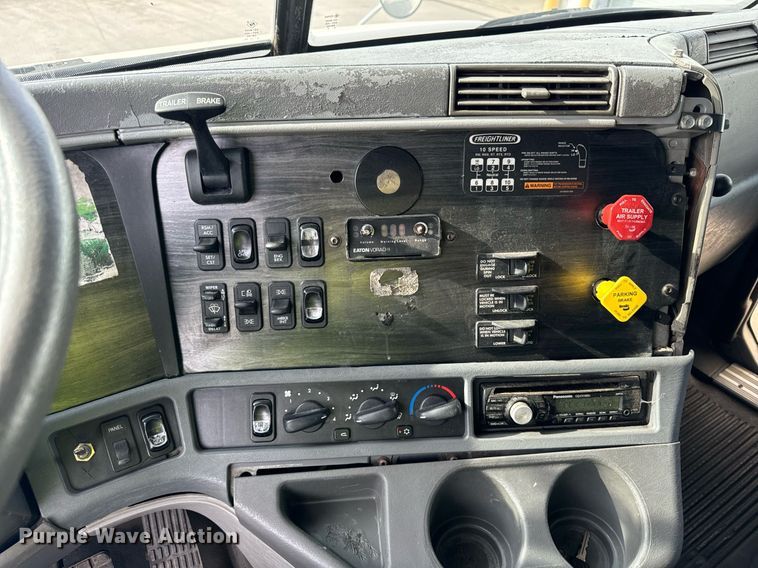 image for item OG9673 2006 Freightliner  Columbia  semi truck