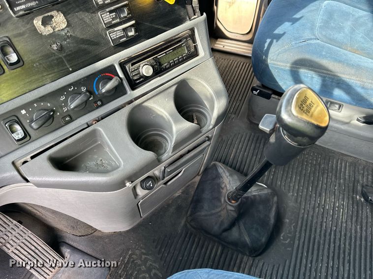 image for item OG9673 2006 Freightliner  Columbia  semi truck