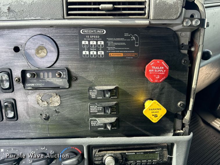 image for item OG9673 2006 Freightliner  Columbia  semi truck