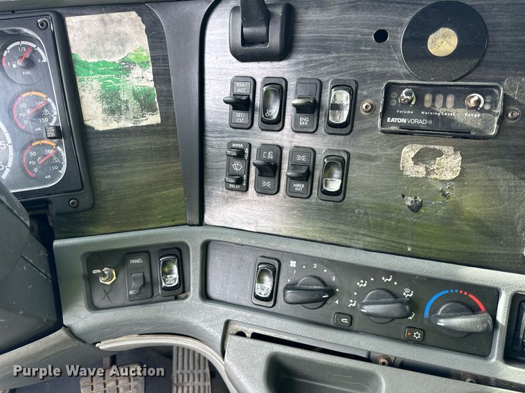 image for item OG9673 2006 Freightliner  Columbia  semi truck