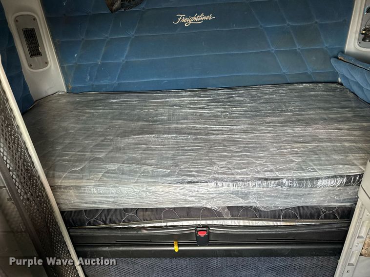 image for item OG9673 2006 Freightliner  Columbia  semi truck