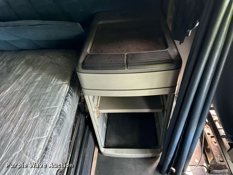 image for item OG9673 2006 Freightliner  Columbia  semi truck