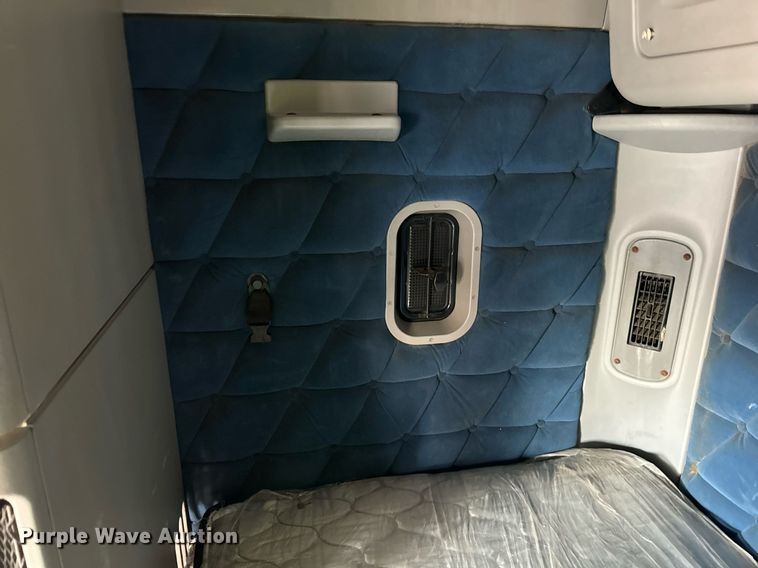 image for item OG9673 2006 Freightliner  Columbia  semi truck