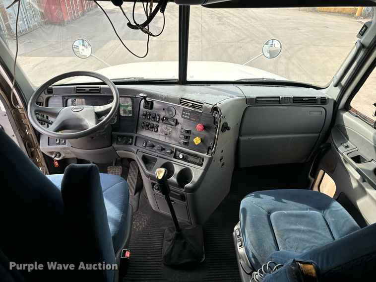image for item OG9673 2006 Freightliner  Columbia  semi truck
