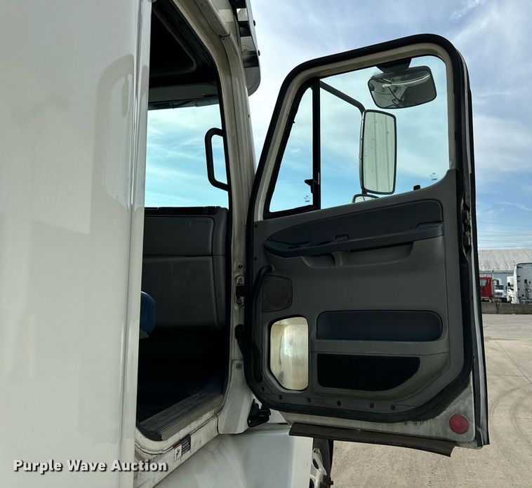 image for item OG9673 2006 Freightliner  Columbia  semi truck