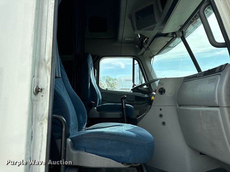 image for item OG9673 2006 Freightliner  Columbia  semi truck