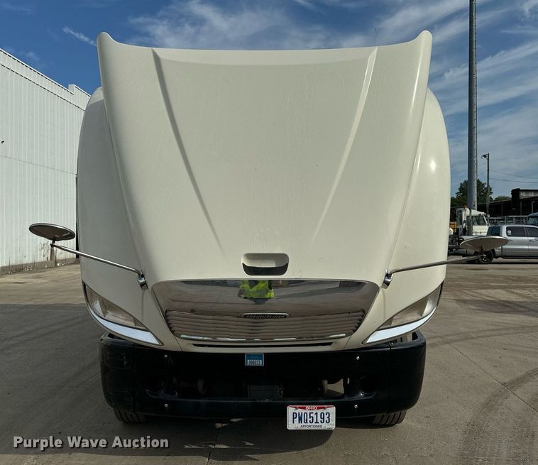 image for item OG9673 2006 Freightliner  Columbia  semi truck