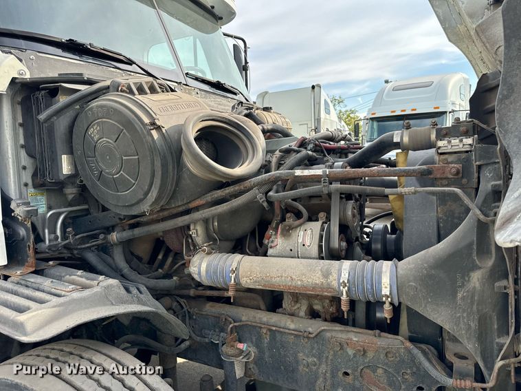 image for item OG9673 2006 Freightliner  Columbia  semi truck