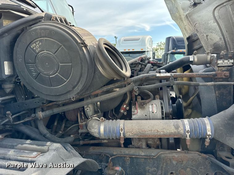 image for item OG9673 2006 Freightliner  Columbia  semi truck