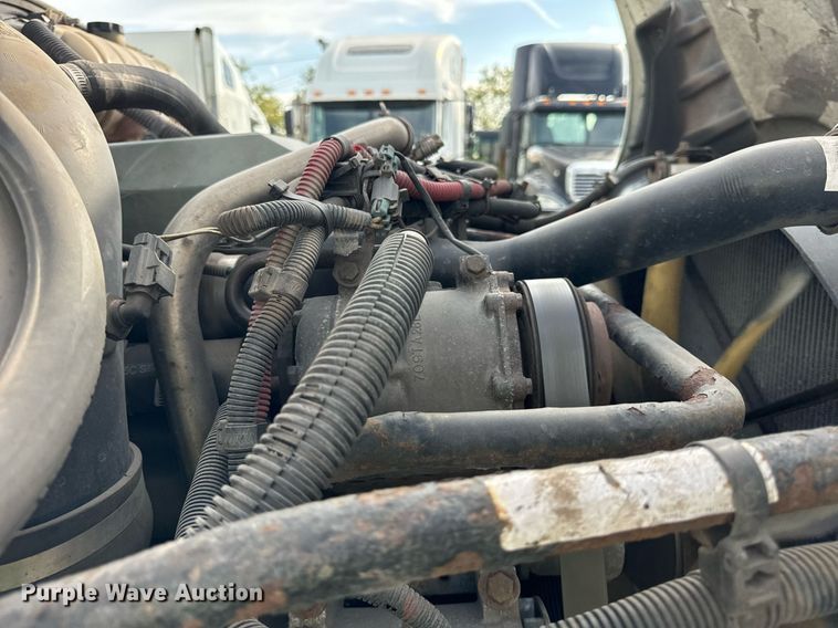 image for item OG9673 2006 Freightliner  Columbia  semi truck