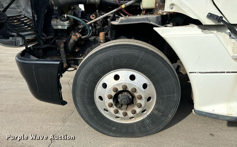 image for item OG9673 2006 Freightliner  Columbia  semi truck