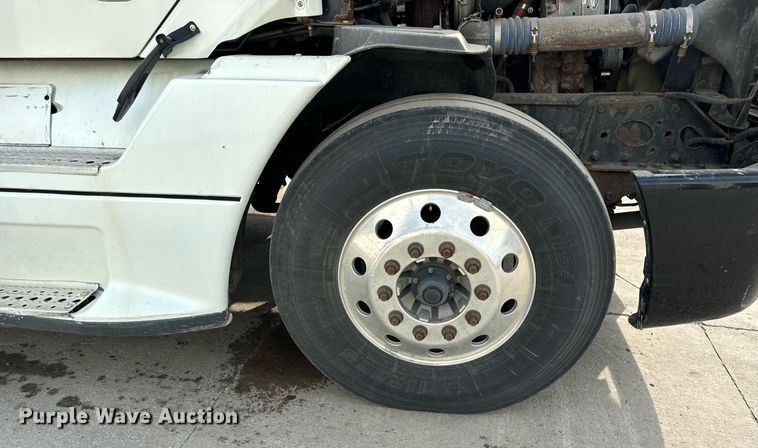 image for item OG9673 2006 Freightliner  Columbia  semi truck