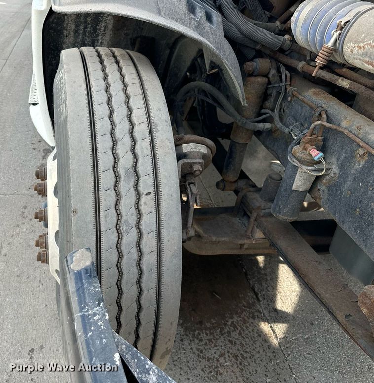 image for item OG9673 2006 Freightliner  Columbia  semi truck