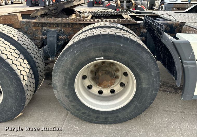 image for item OG9673 2006 Freightliner  Columbia  semi truck