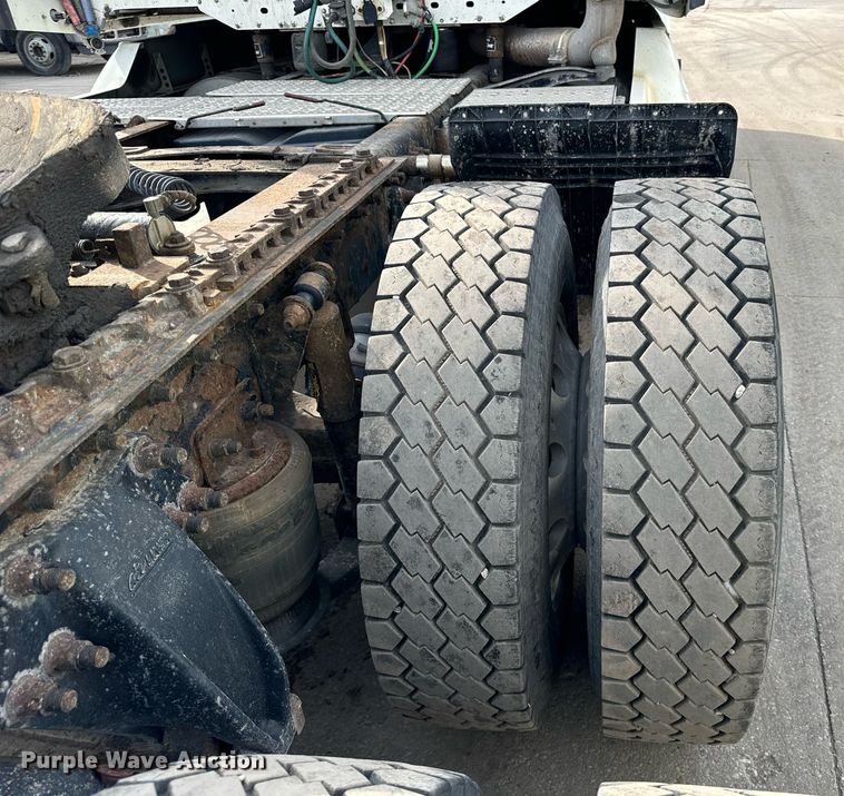 image for item OG9673 2006 Freightliner  Columbia  semi truck