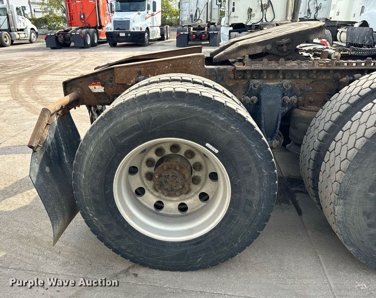 image for item OG9673 2006 Freightliner  Columbia  semi truck