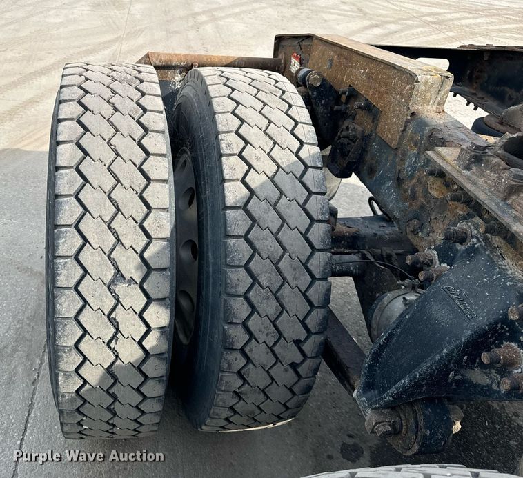 image for item OG9673 2006 Freightliner  Columbia  semi truck