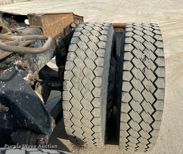 image for item OG9673 2006 Freightliner  Columbia  semi truck