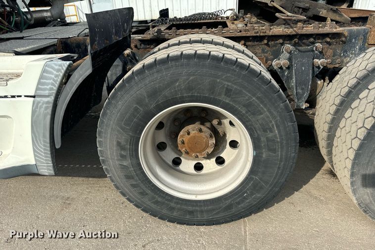 image for item OG9673 2006 Freightliner  Columbia  semi truck