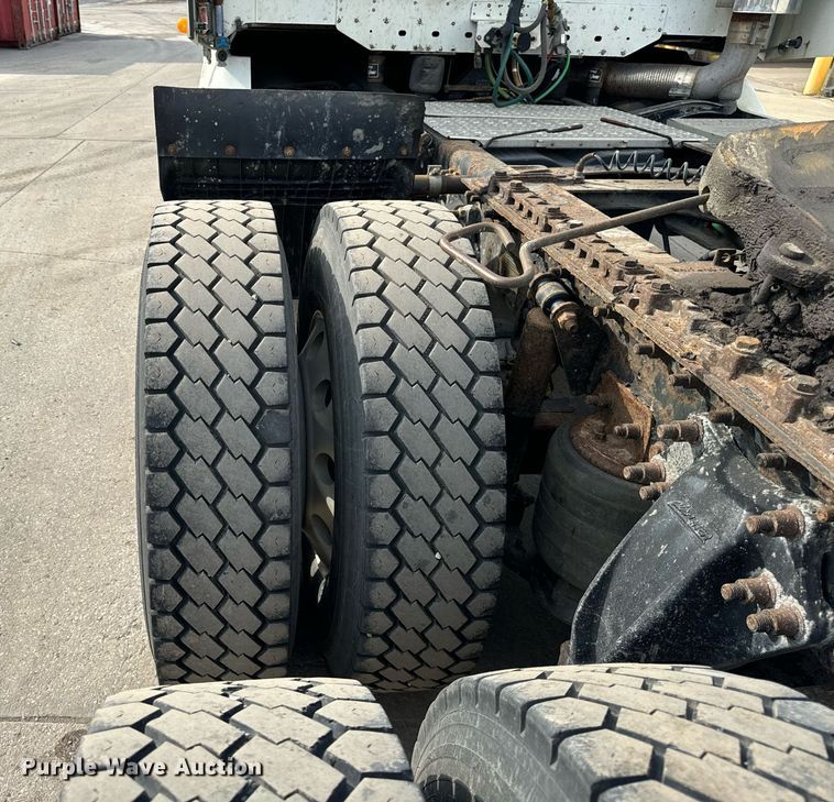 image for item OG9673 2006 Freightliner  Columbia  semi truck