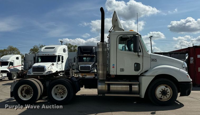 image for item OG9678 2009 Freightliner  Columbia  semi truck