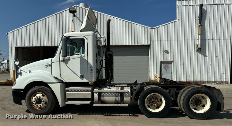 image for item OG9678 2009 Freightliner  Columbia  semi truck