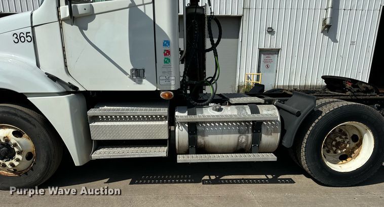 image for item OG9678 2009 Freightliner  Columbia  semi truck