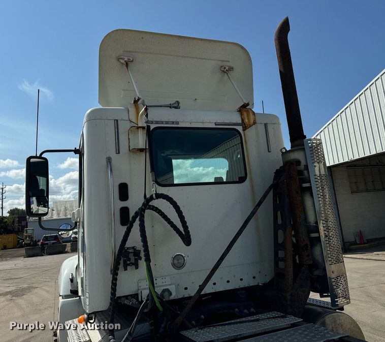 image for item OG9678 2009 Freightliner  Columbia  semi truck