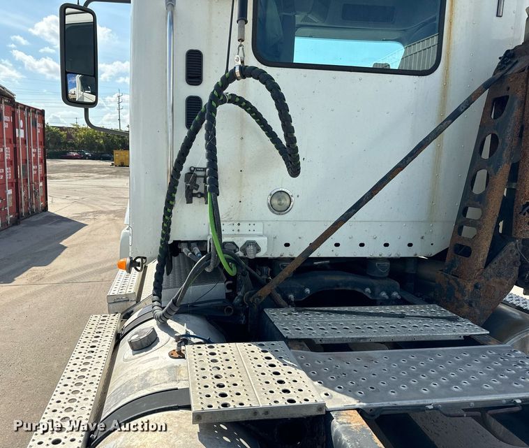 image for item OG9678 2009 Freightliner  Columbia  semi truck