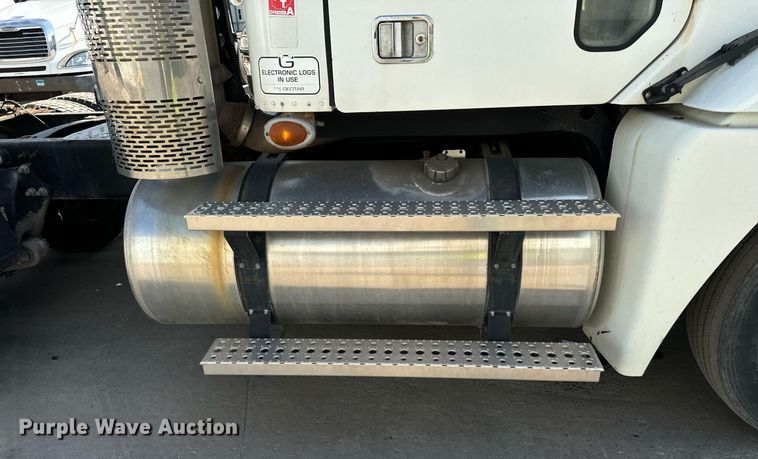 image for item OG9678 2009 Freightliner  Columbia  semi truck