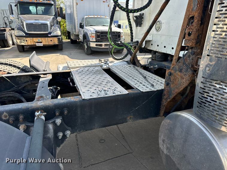 image for item OG9678 2009 Freightliner  Columbia  semi truck