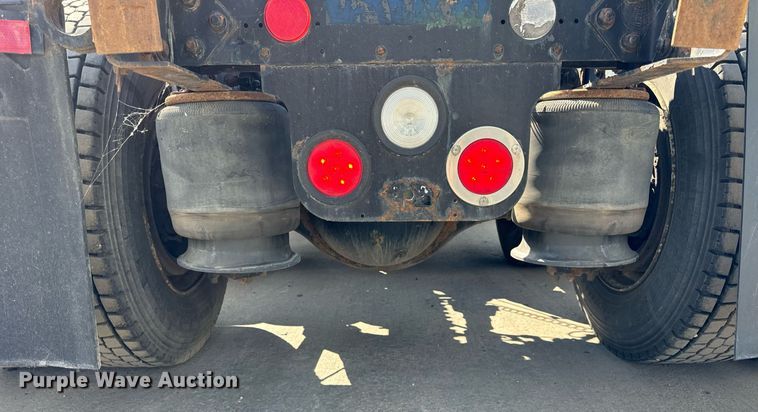 image for item OG9678 2009 Freightliner  Columbia  semi truck