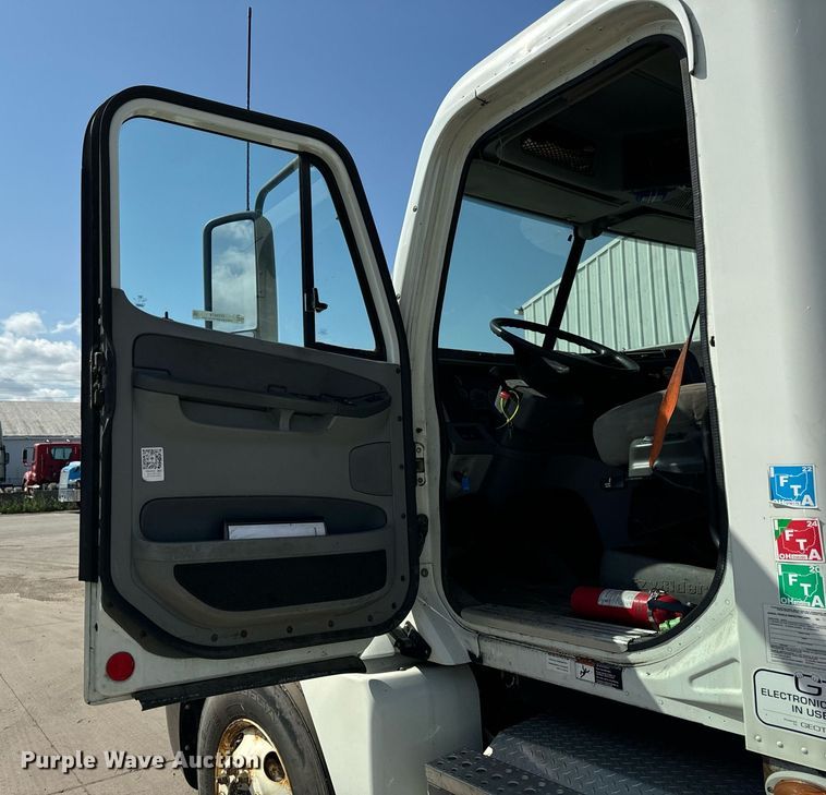 image for item OG9678 2009 Freightliner  Columbia  semi truck