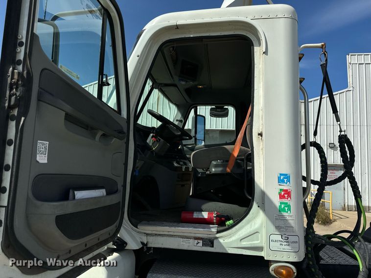 image for item OG9678 2009 Freightliner  Columbia  semi truck