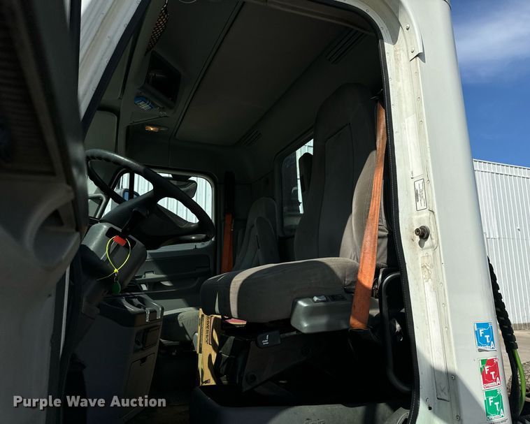 image for item OG9678 2009 Freightliner  Columbia  semi truck