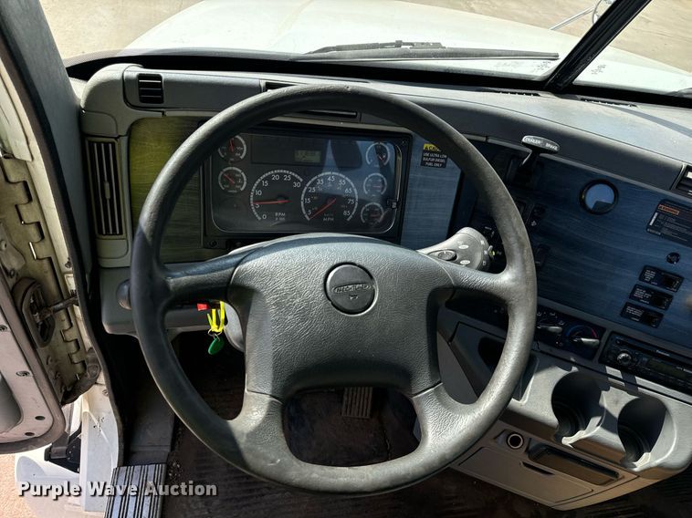 image for item OG9678 2009 Freightliner  Columbia  semi truck