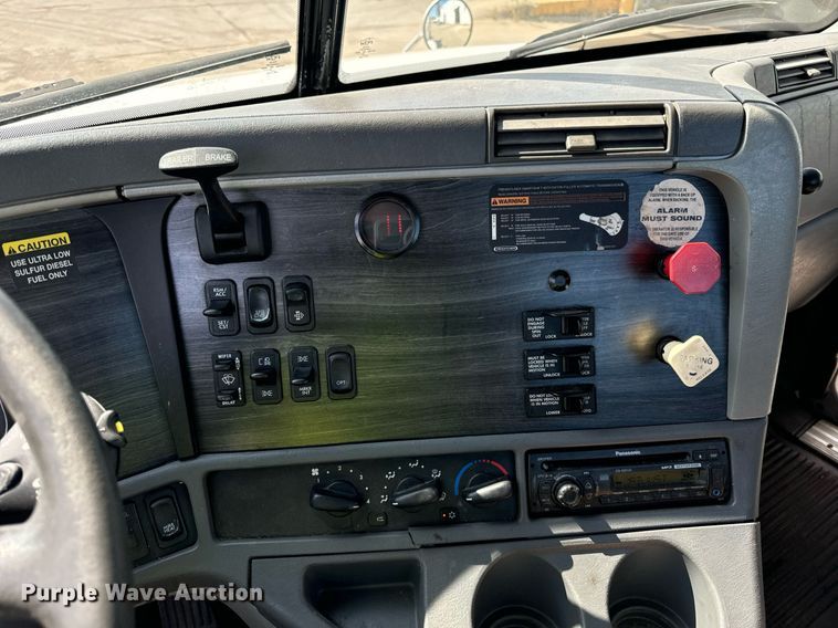 image for item OG9678 2009 Freightliner  Columbia  semi truck