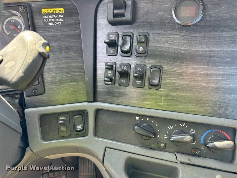 image for item OG9678 2009 Freightliner  Columbia  semi truck