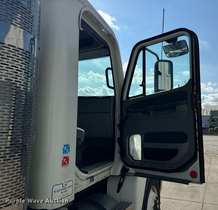 image for item OG9678 2009 Freightliner  Columbia  semi truck