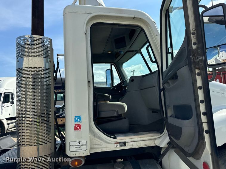 image for item OG9678 2009 Freightliner  Columbia  semi truck